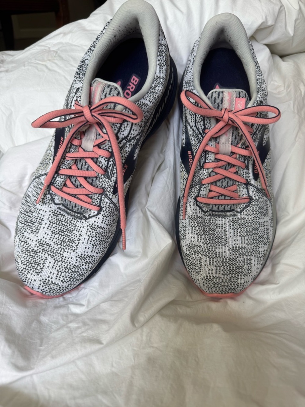 Brooks women’s White and blue Knit Running Shoes with pink & blue laces & soles
